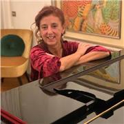 Pianista concertista impartisce lezioni di pianoforte a tutti i livelli es età , preparazione ad esami in Conservatorio